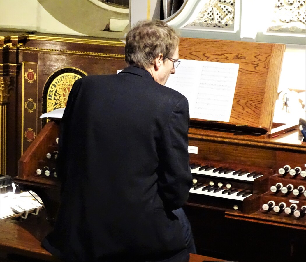 The talented Peter Jaekel at the organ